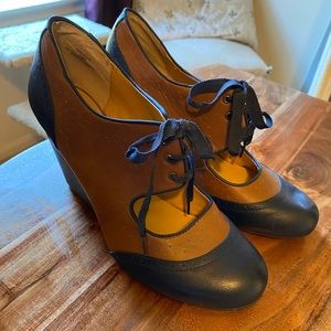 Vintage inspired two-tones heels.